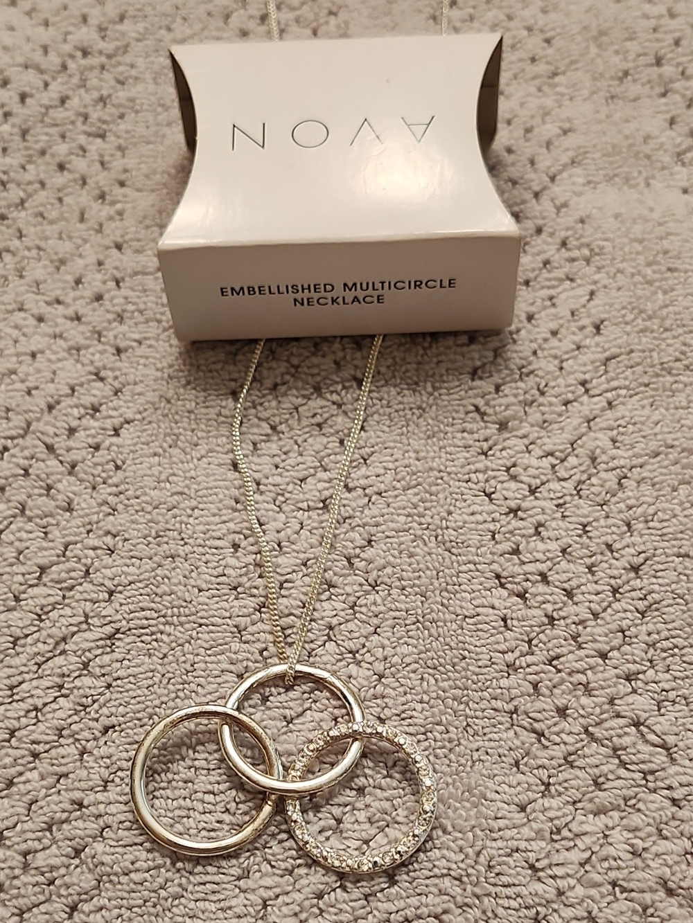 Avon SilverTone Interlocking Circle Pendant Necklace 0215